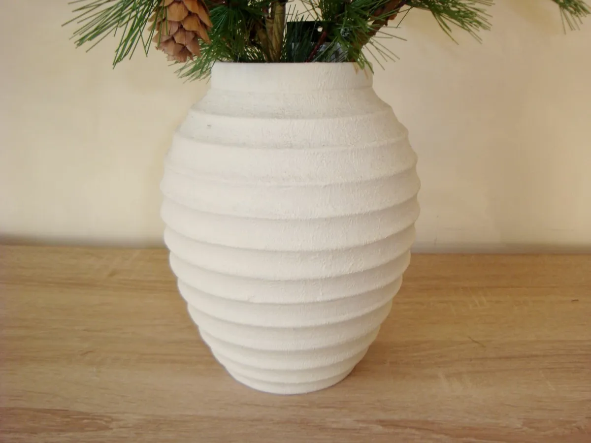 Ribbed textured vase - Image 1