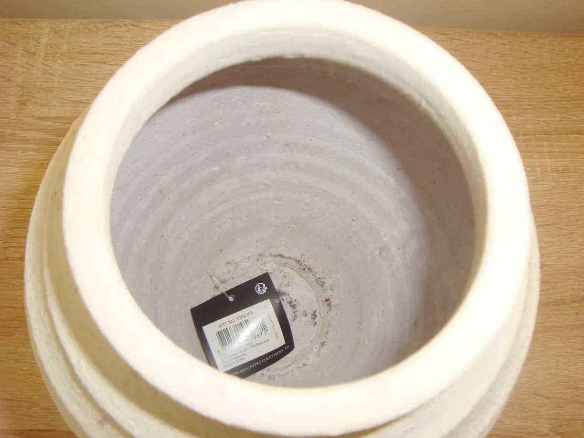 Ribbed textured vase - Image 2