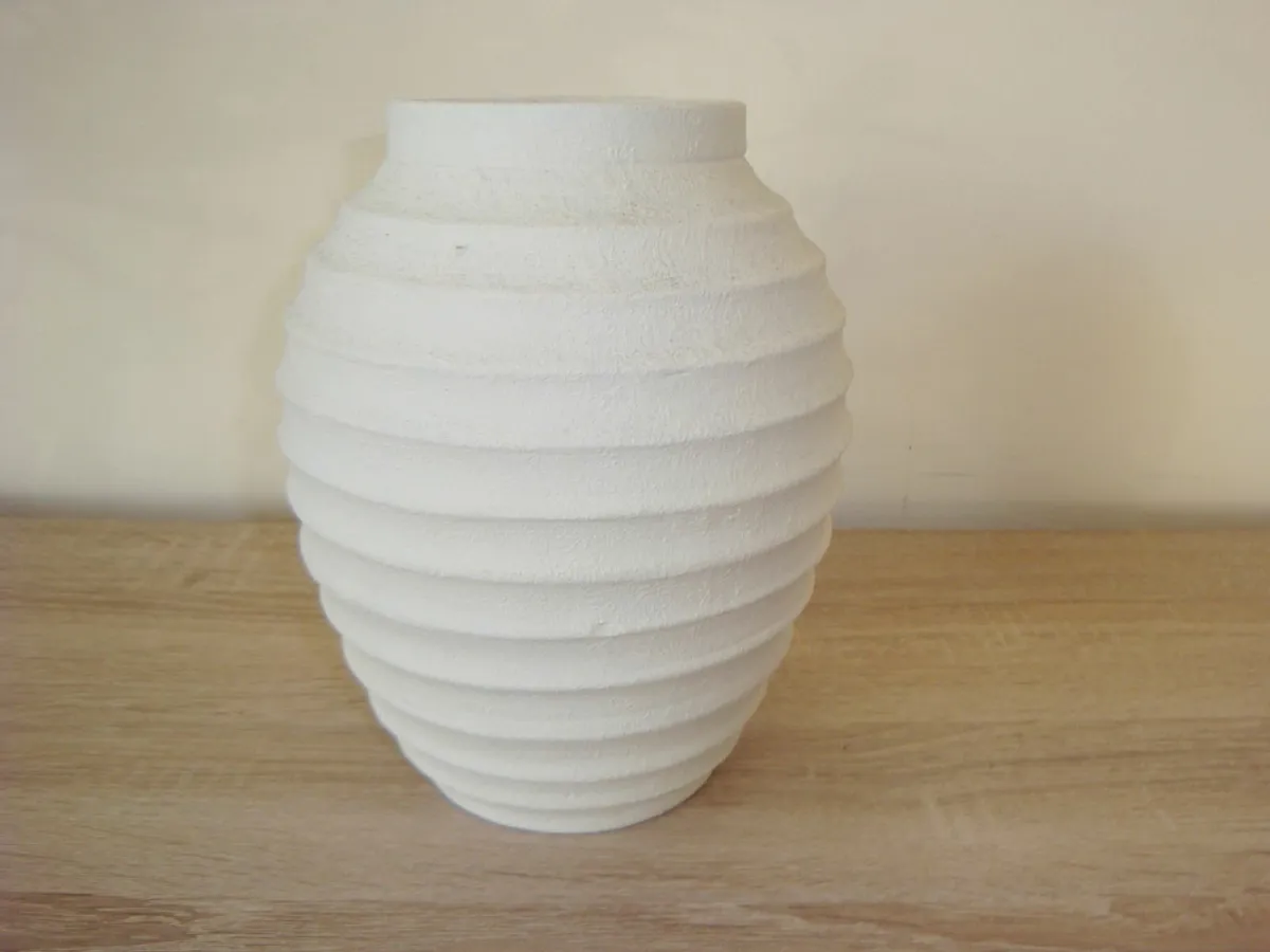Ribbed textured vase - Image 4