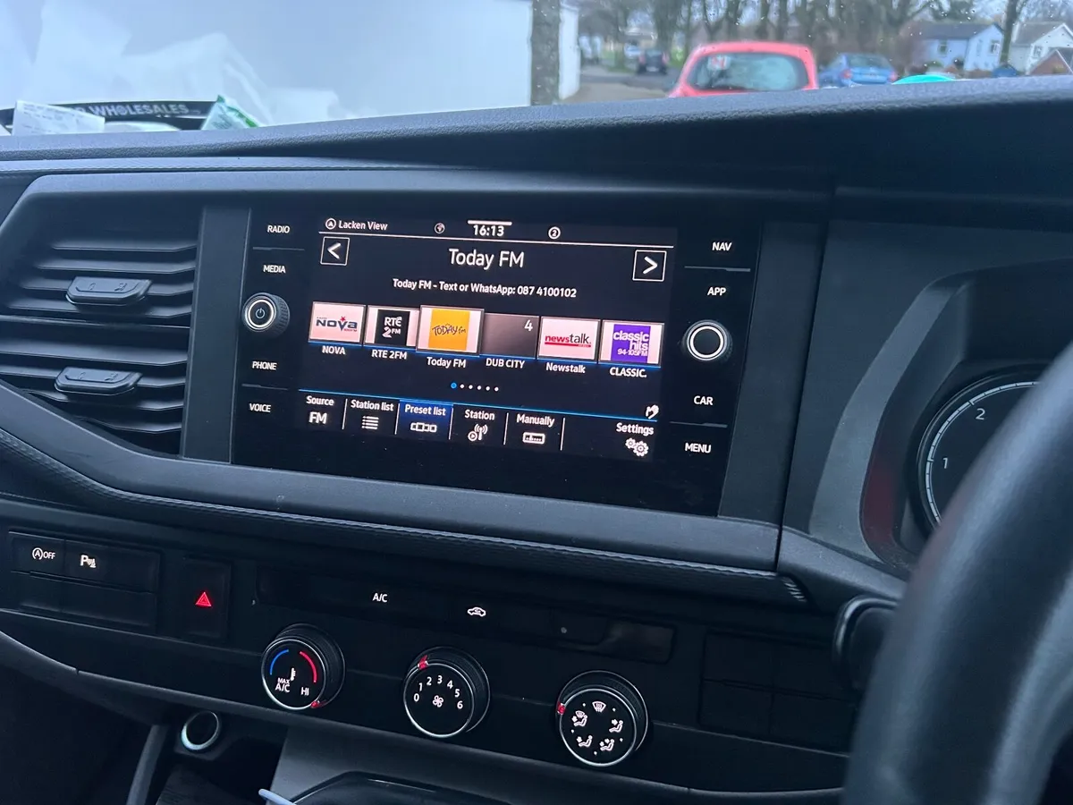 Volkswagen Transporter 2022 - Image 2