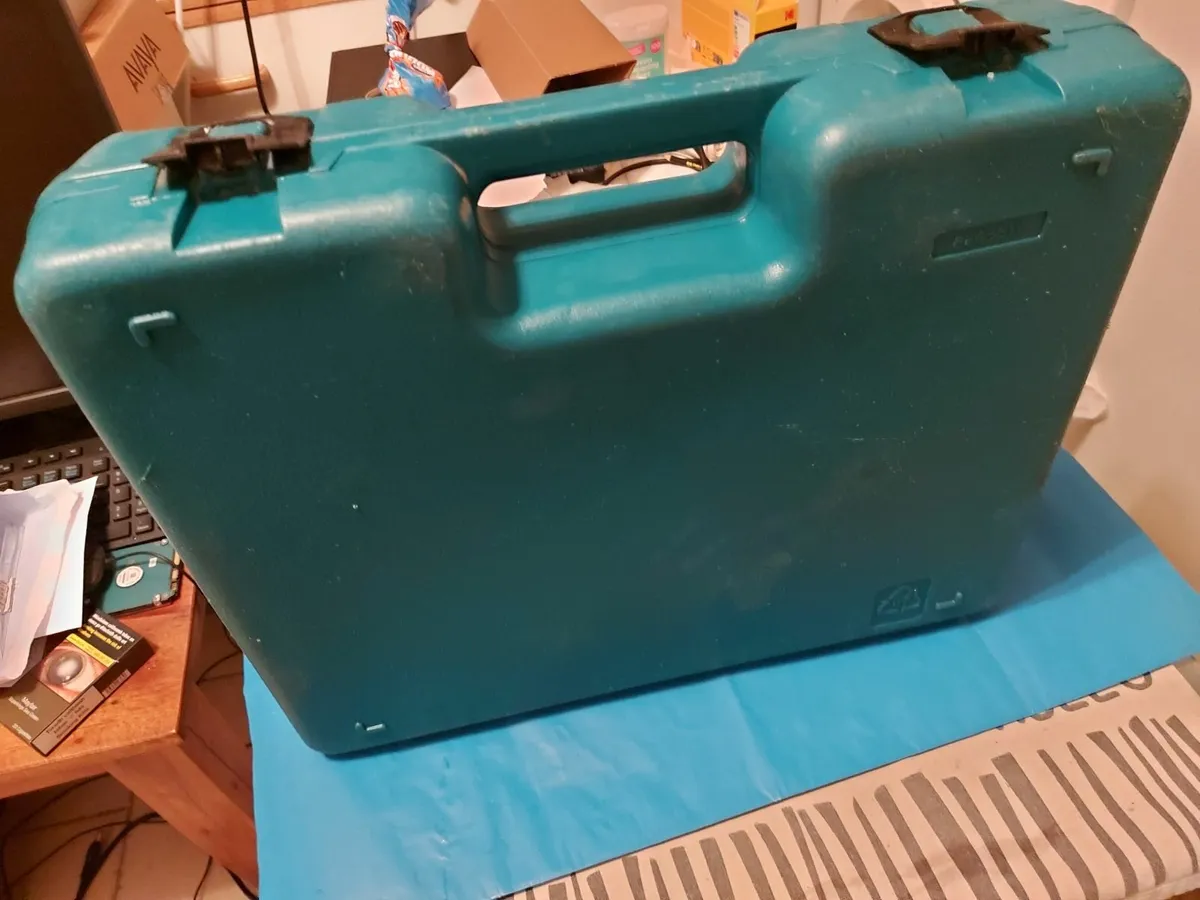 Makita 6835D Cordless Screw Gun Charger & Battery - Image 3