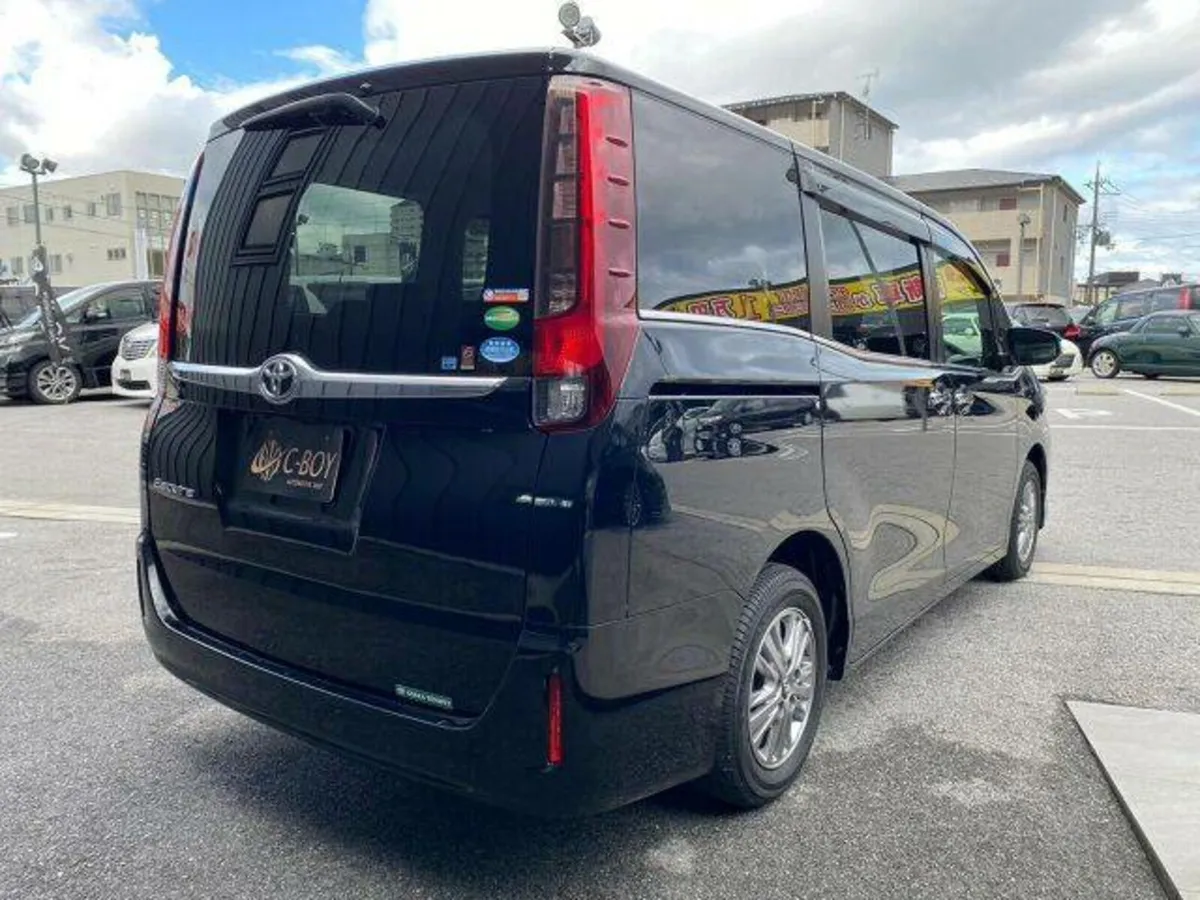 TOYOTA ESQUIRE 2015 1.8 HYBRID 7 SEATER - Image 2