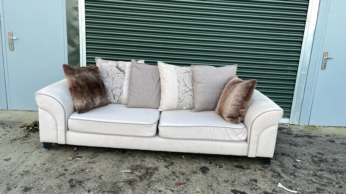 Beautiful Dfs 3 seater sofa - Image 3