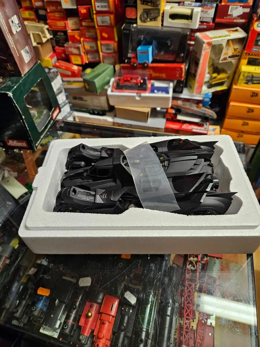 Corgi Hotwheels Batmobile 1.18 - Image 3