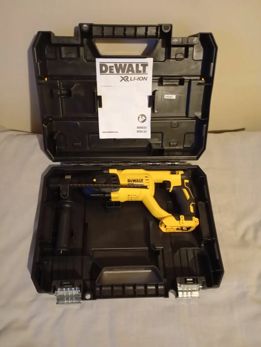 DeWalt dch033 SDS Masonry Drill - Image 1