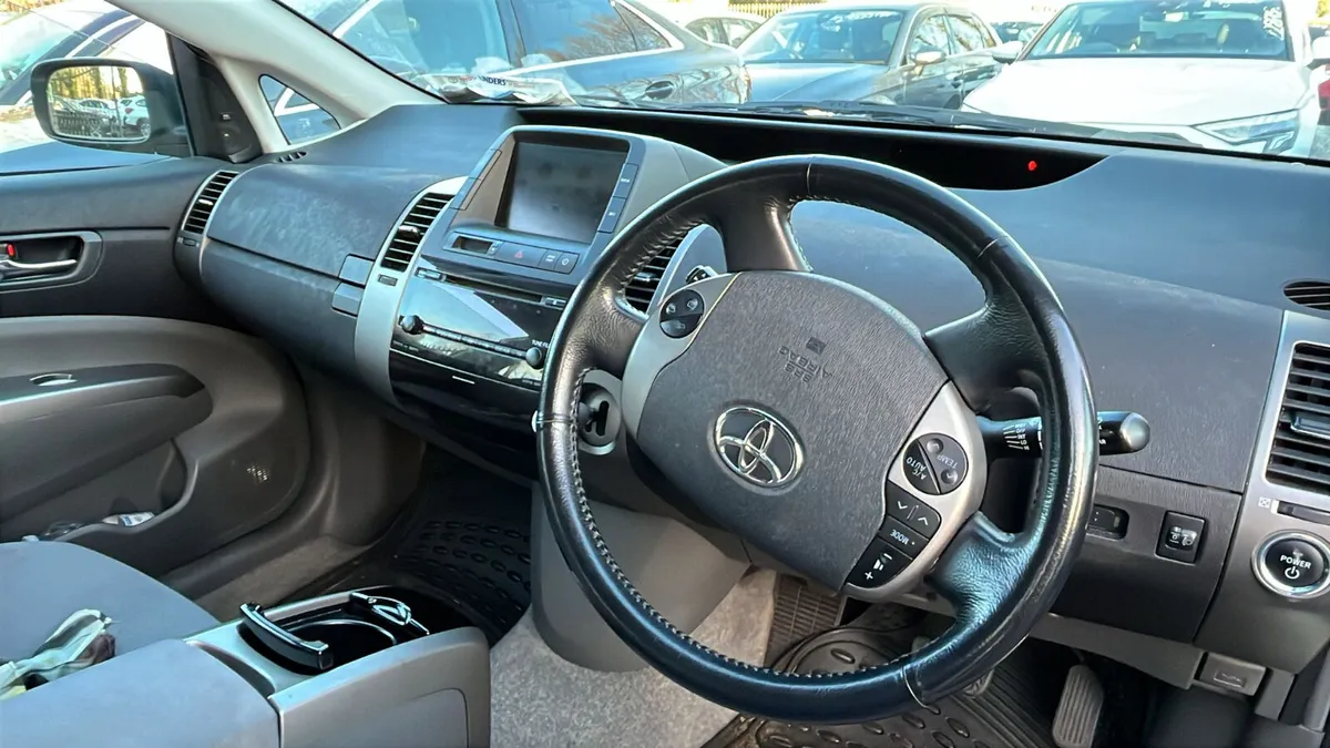 Toyota Prius hybrid automatic 1 owner €2200 - Image 3