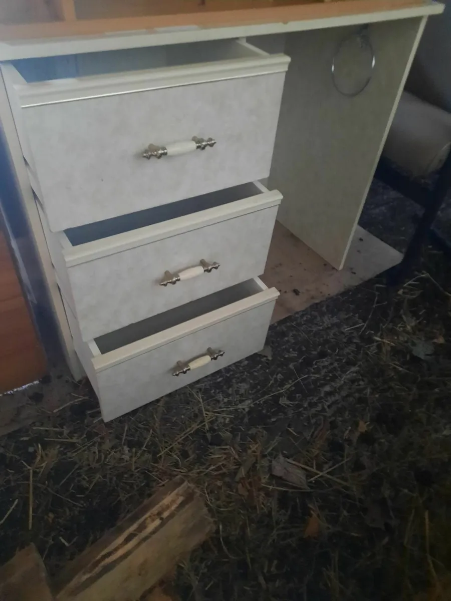 Dressing table - Image 1