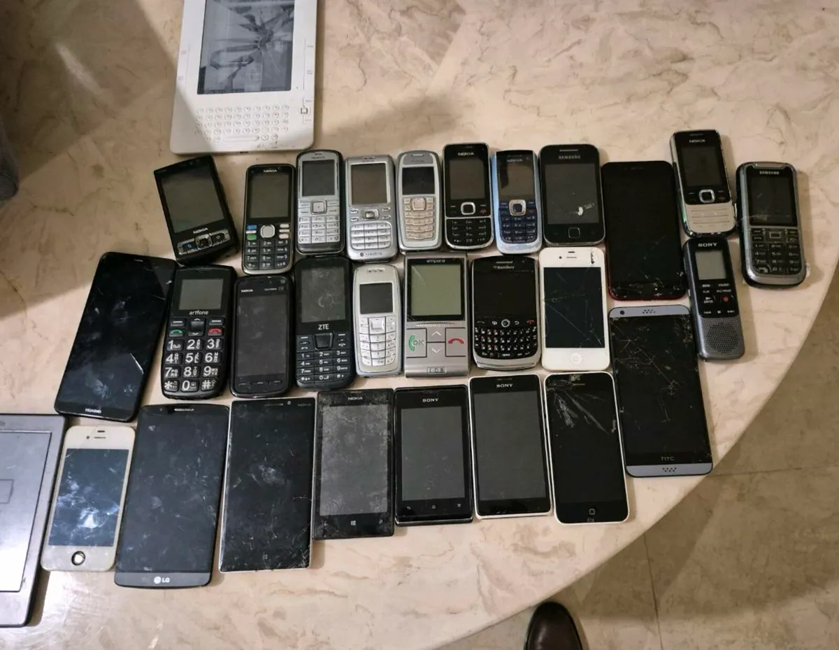 JOB LOT OF 29 MOBILE PHONES ON TESTED SOLD AS SEEN - Image 4