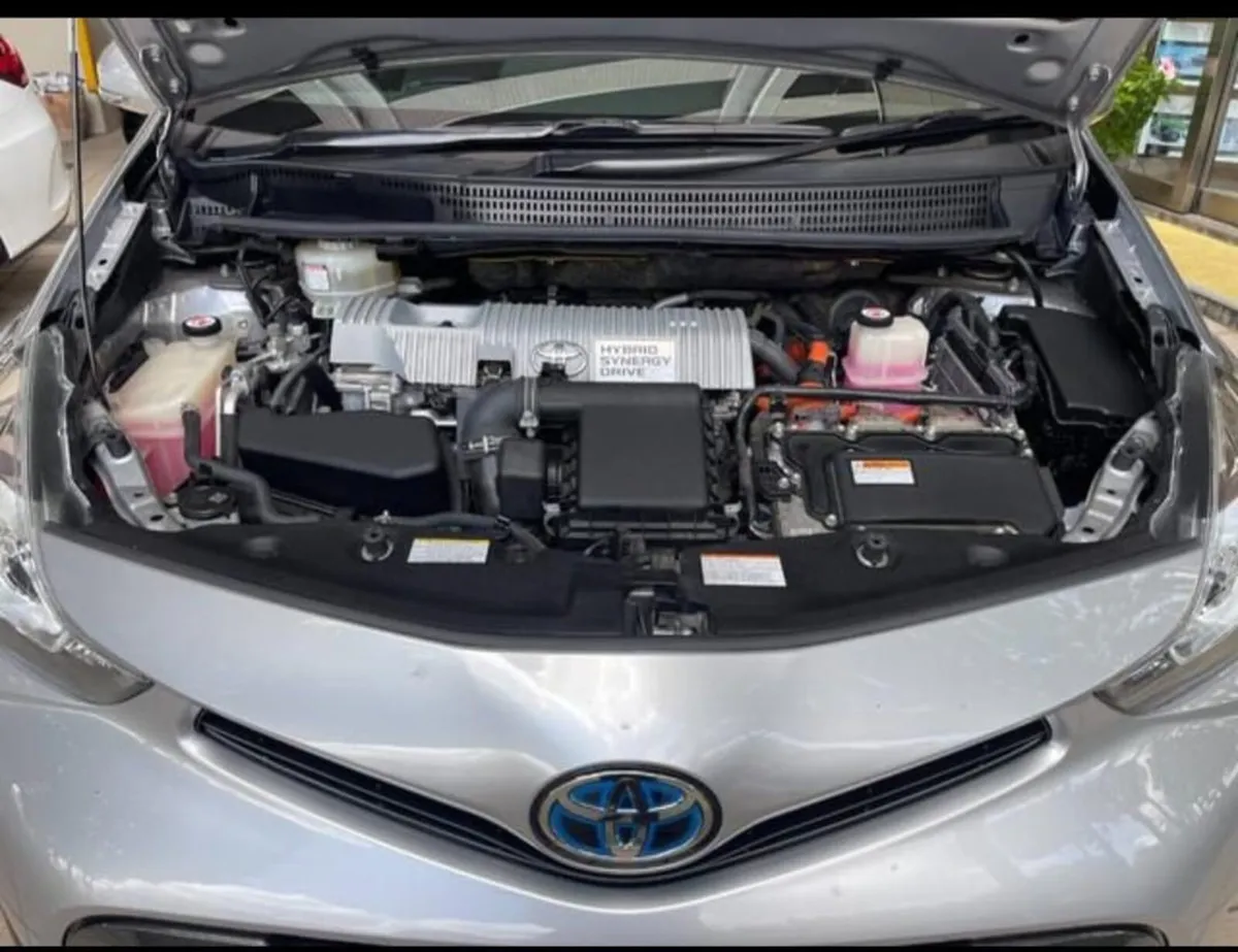 Toyota Prius Alpha 7 Seater Hybrid Tech Hi Spec - Image 2