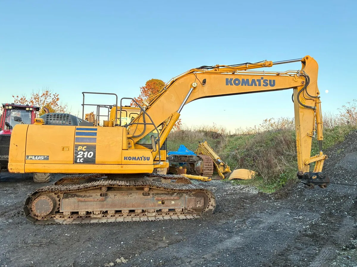 2017 Komatsu PC210LC - Image 2