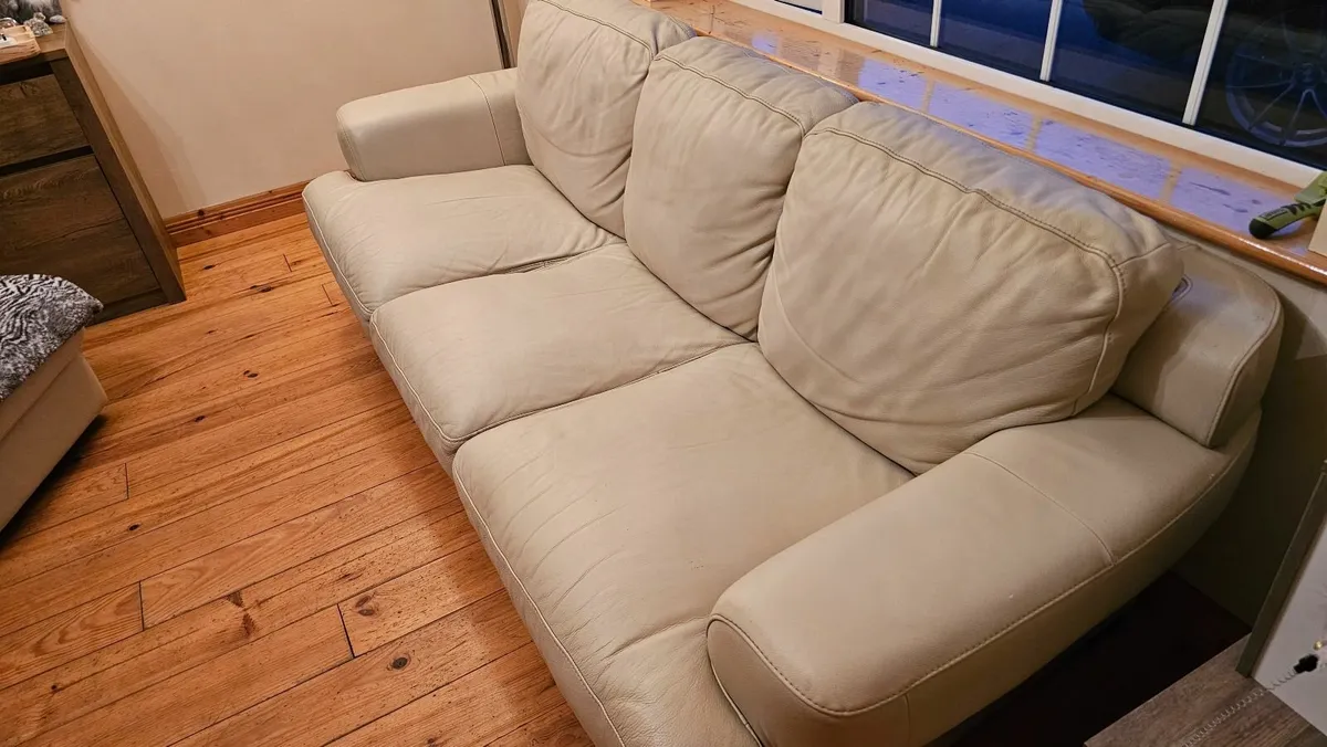 Italian leather sofa and 2 armchairs - Image 1