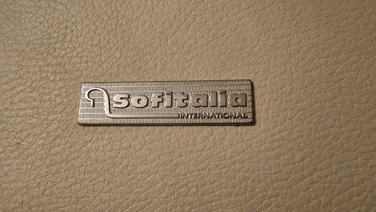 Italian leather sofa and 2 armchairs - Image 3