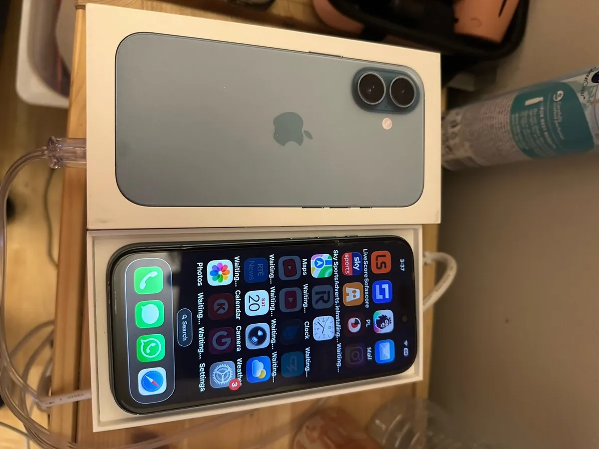 iPhone 16 - Image 3