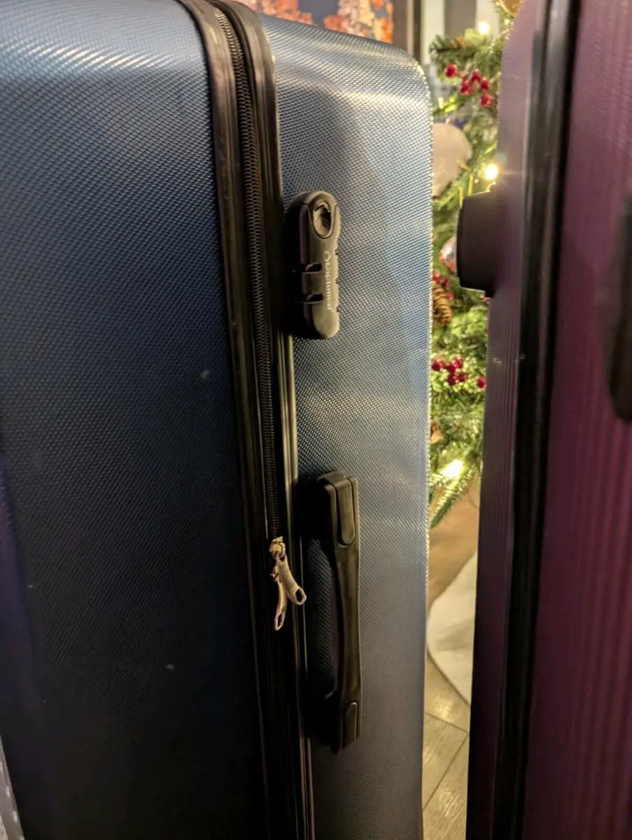 Pair Extra Large Suitcases 8 wheels - Image 4