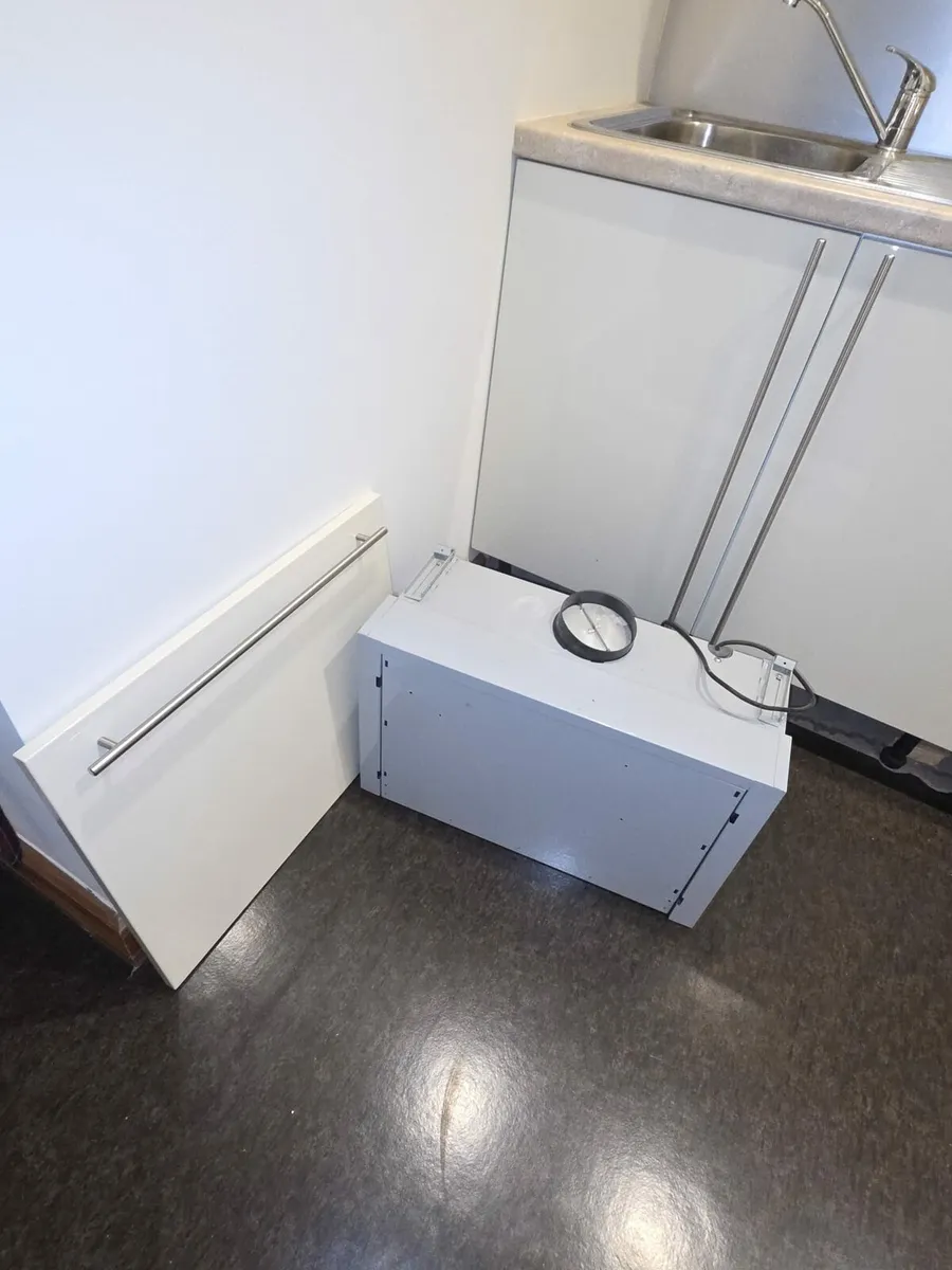 Extractor fan and hood - Image 2