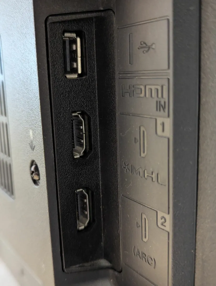 Sony Bravia 32 inch LCD LED TV / Monitor - Image 3