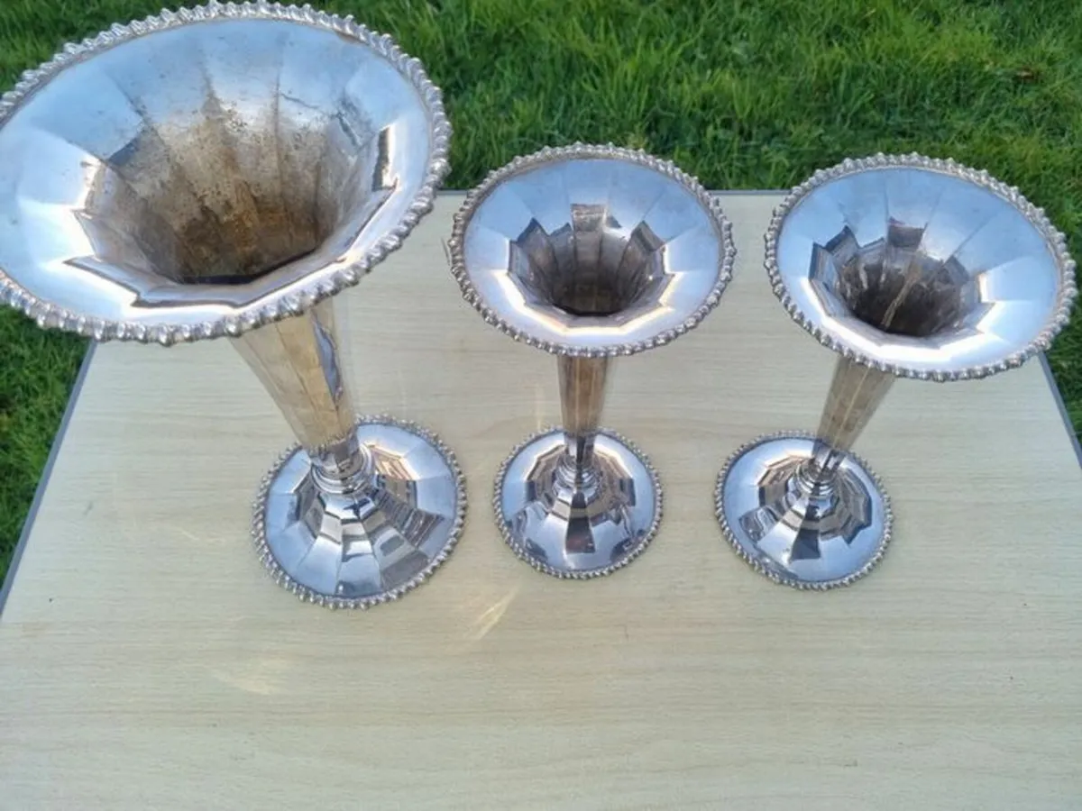 Daniel & Arter Connaught silver plated 3 vases - Image 3