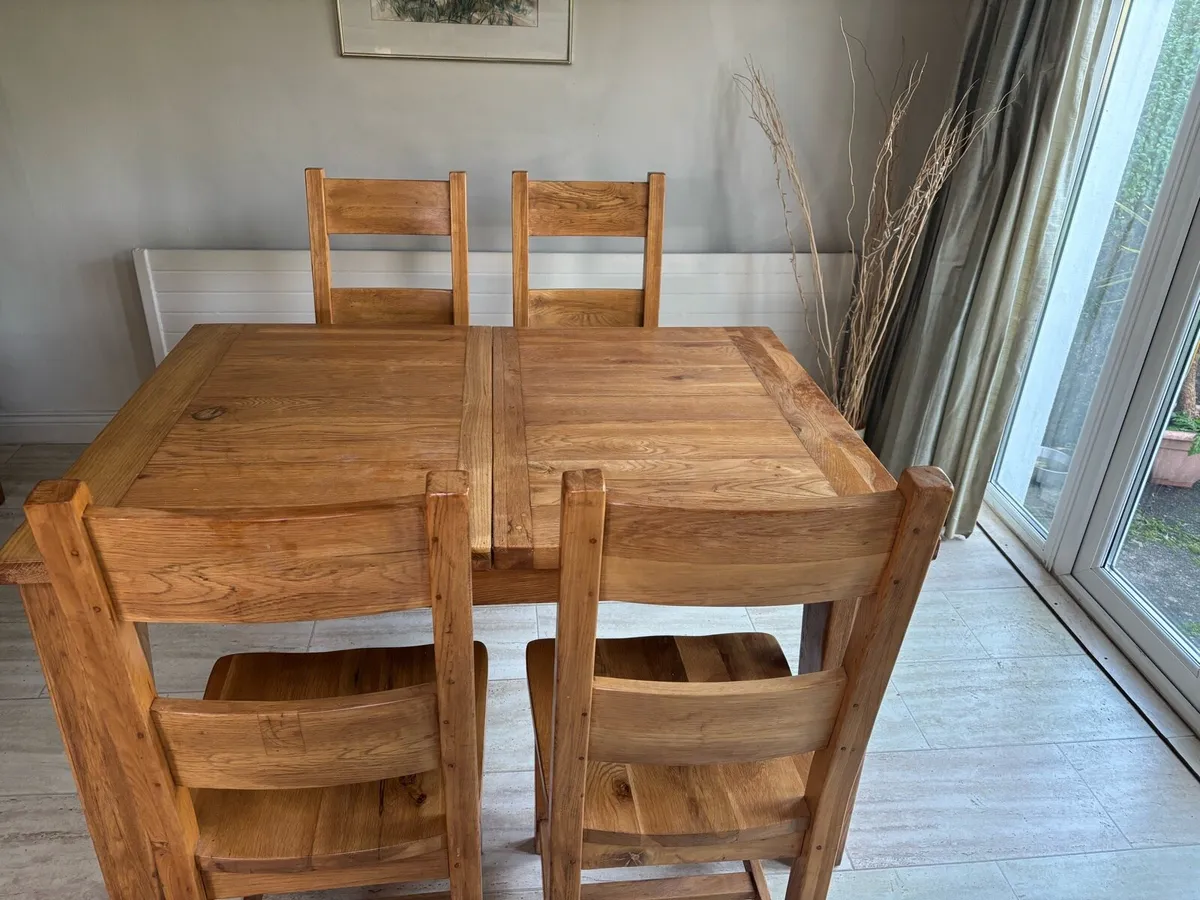 Extendable table and chairs - Image 3