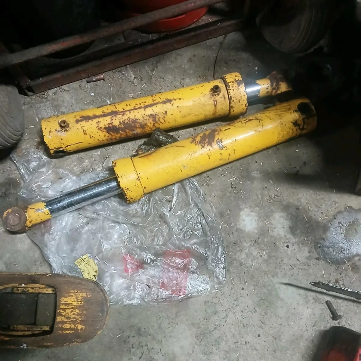 Two hydraulic rams - Image 1