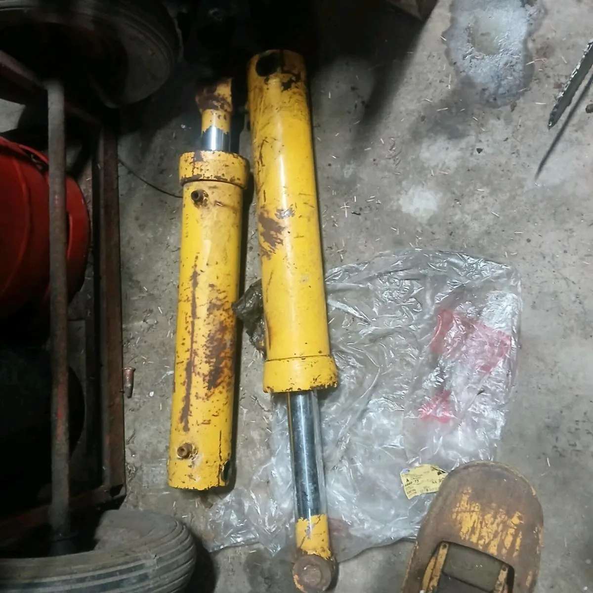 Two hydraulic rams - Image 2