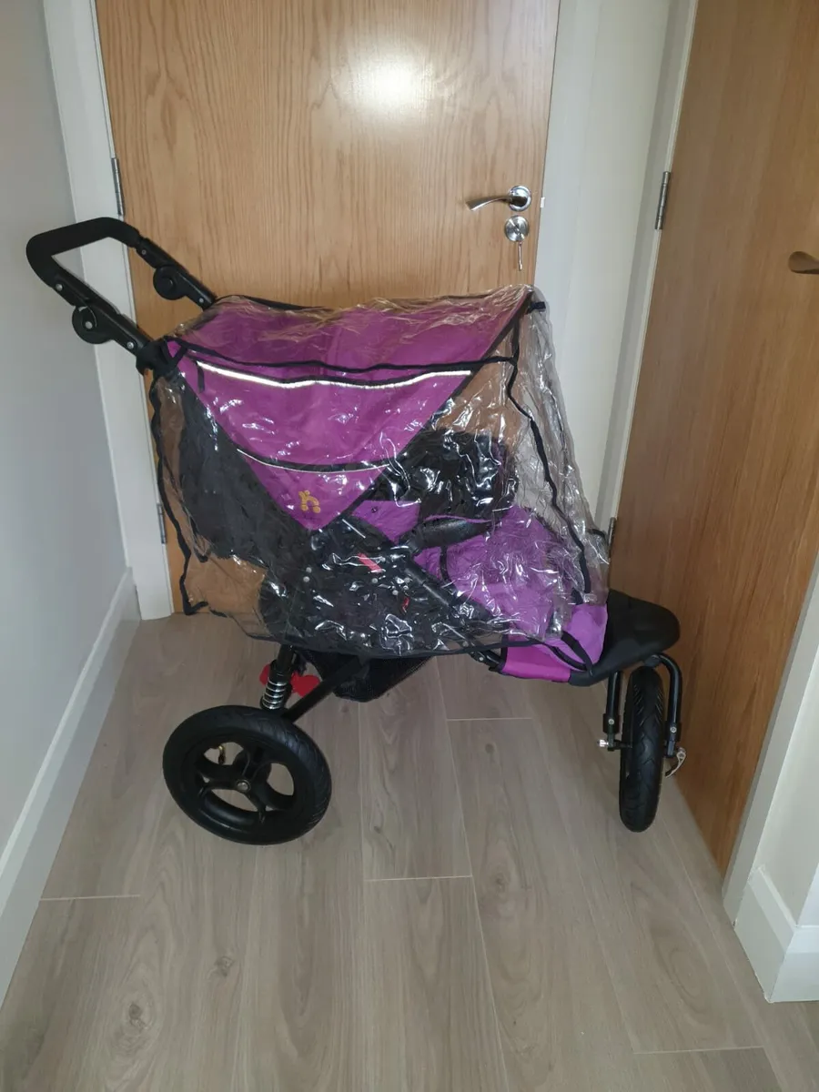 Out N About Single purple excellent condition - Image 3
