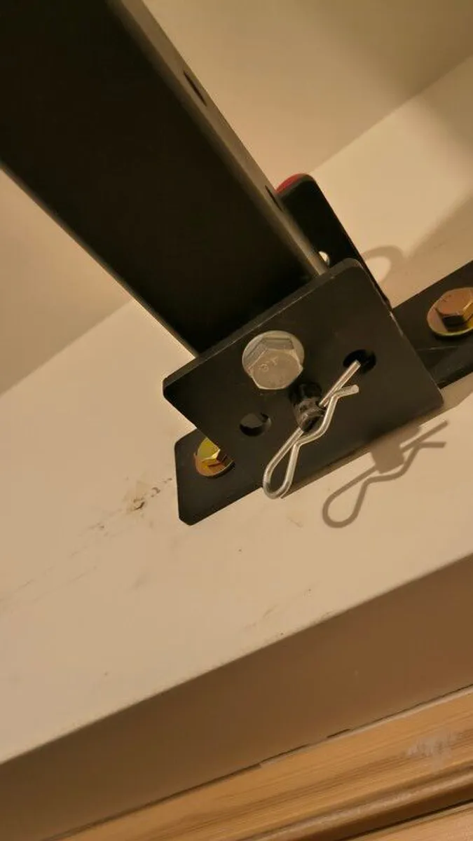 Wall mounted squat rack + spotter bars - Image 4