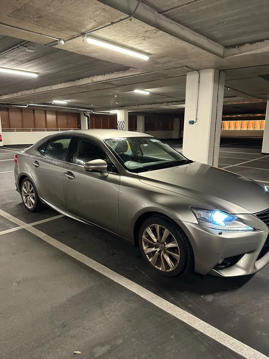 Lexus IS300H - Image 2
