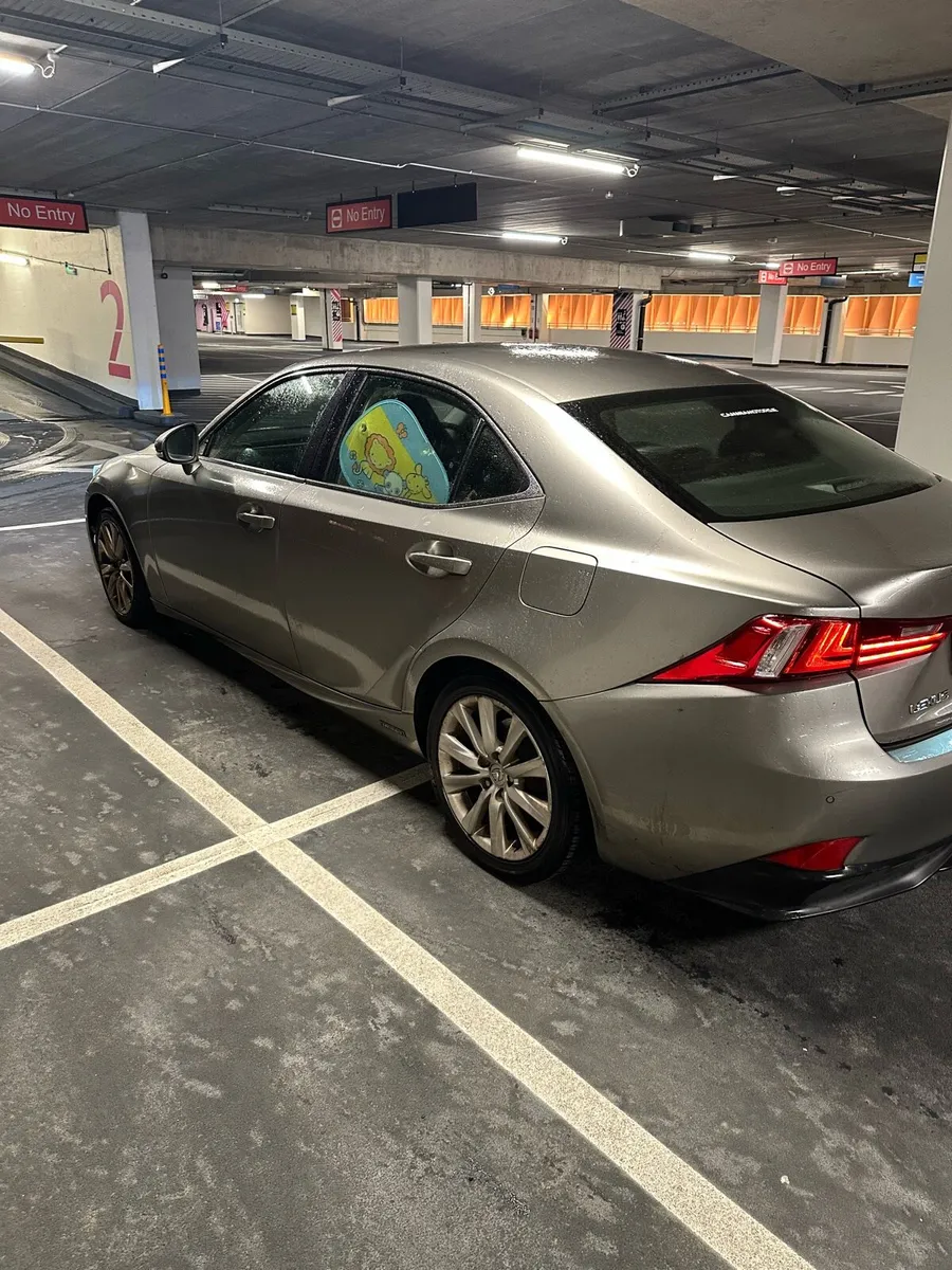 Lexus IS300H - Image 4