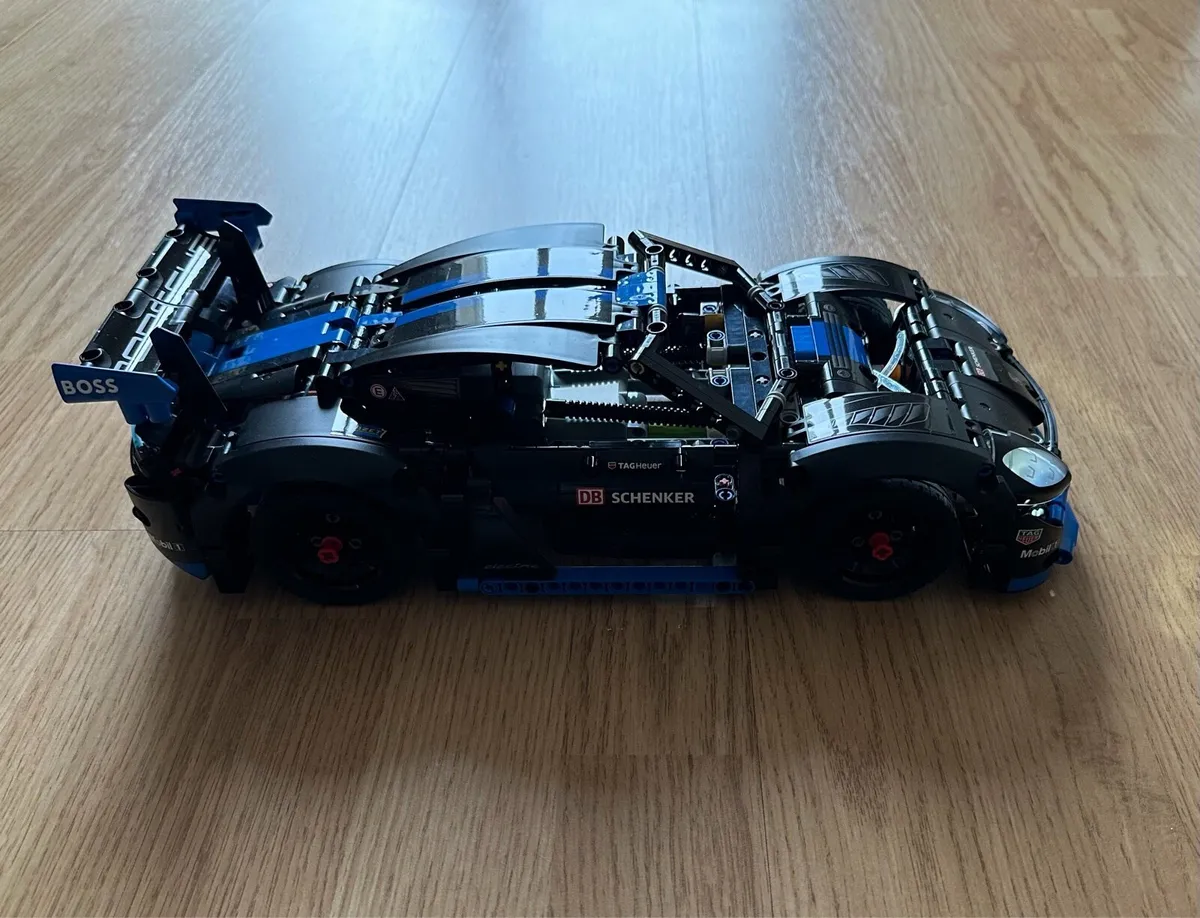 Lego Porsche GT4 app controlled BT - Image 2