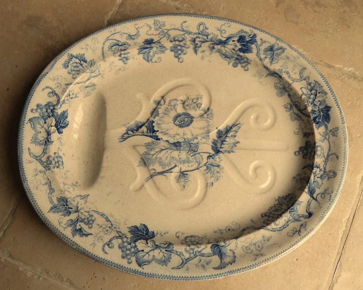 Large Vintage Serving Platter with Gravy Well - Image 1