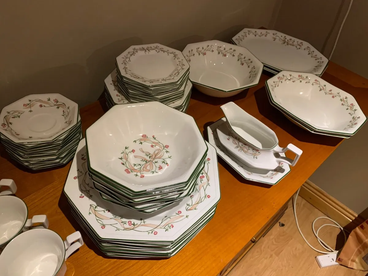 Dining table placement - Image 1