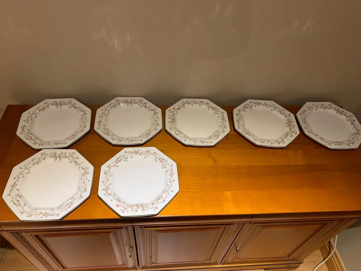 Dining table placement - Image 2