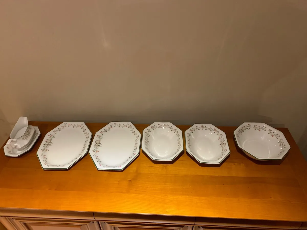 Dining table placement - Image 3