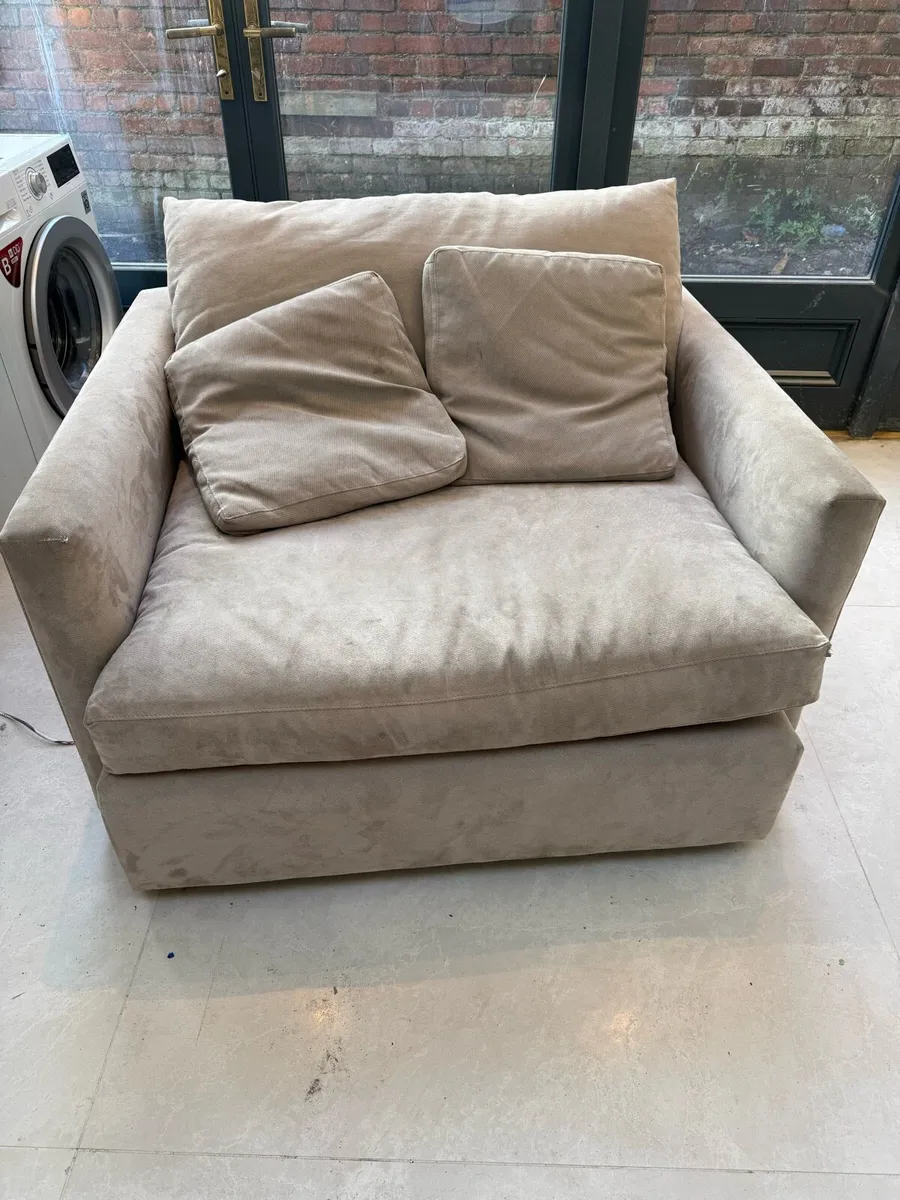 One a half seater couch - Image 1