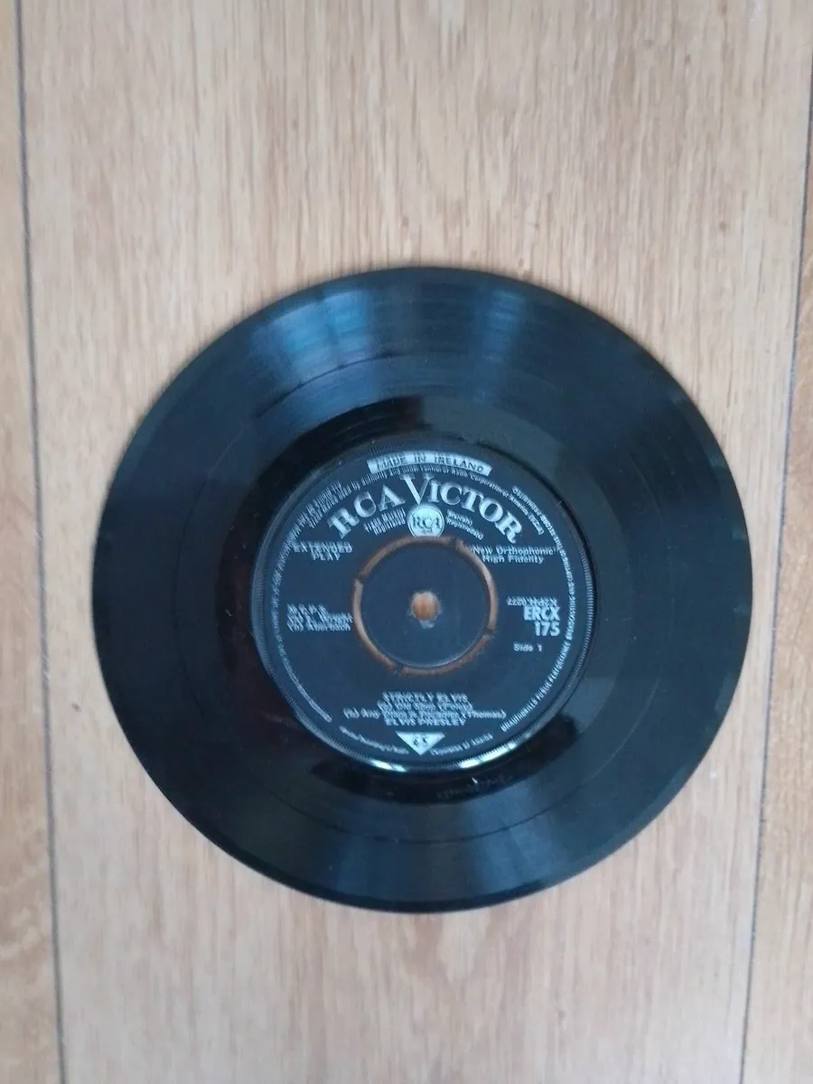 3 VINTAGE ELVIS PRESLEY VINYL 45 EPs. - Image 3