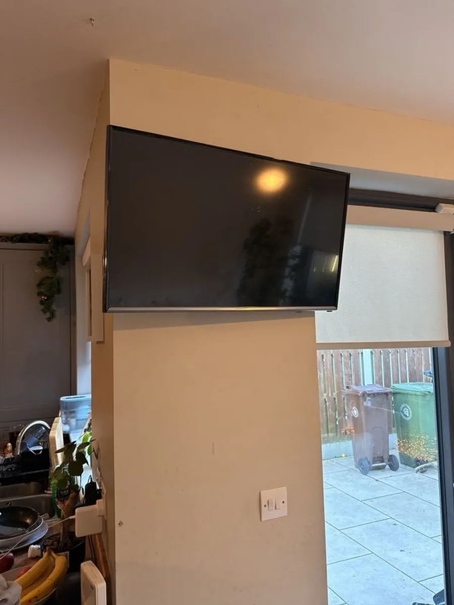 samsung 32" tv monitor + bracket - Image 2