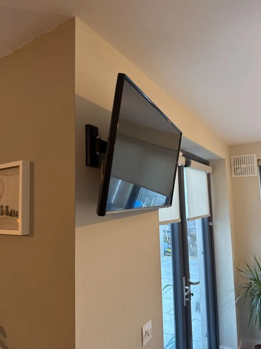samsung 32" tv monitor + bracket - Image 3