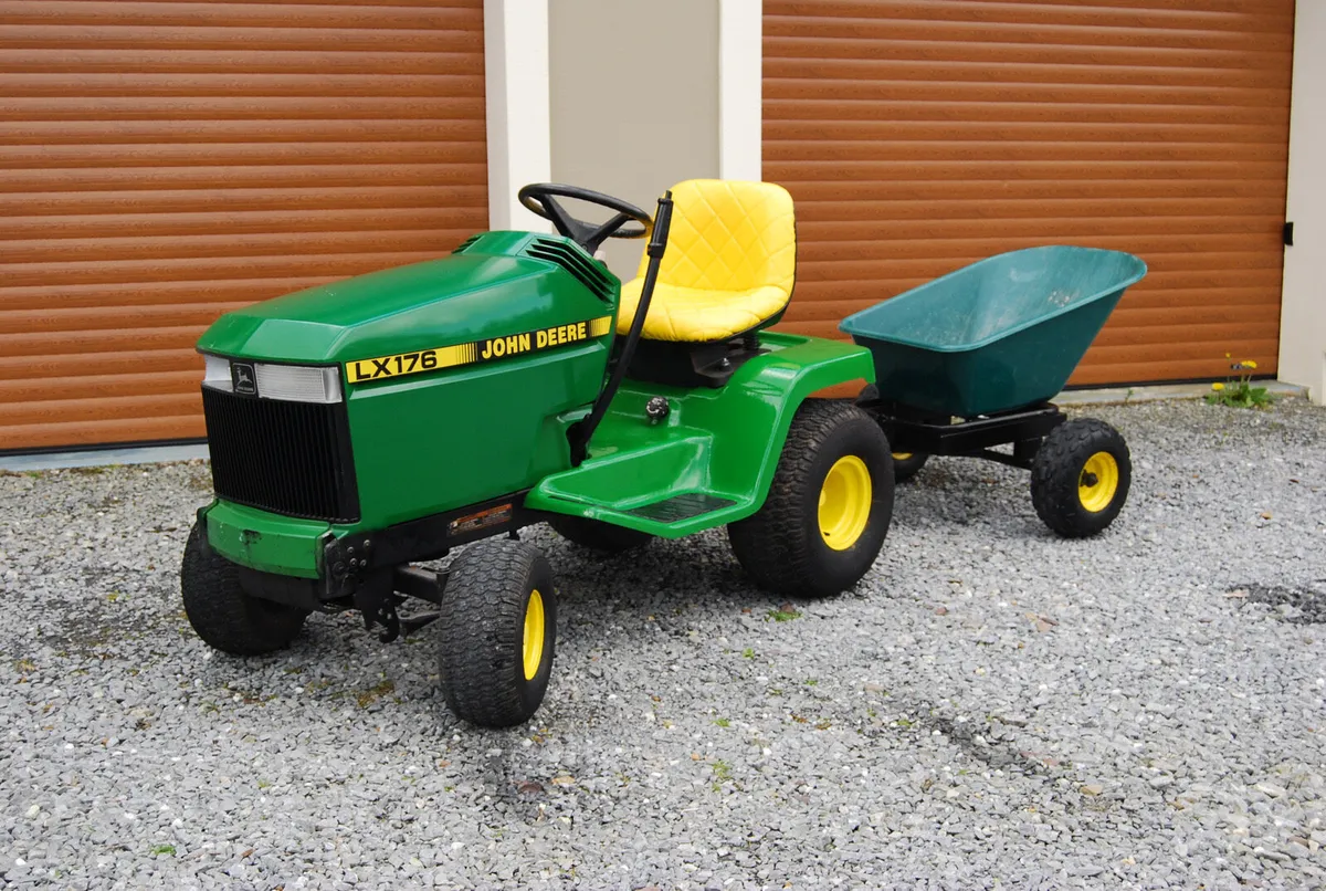 John Deere ride on tractor with tipping trailer - Image 1