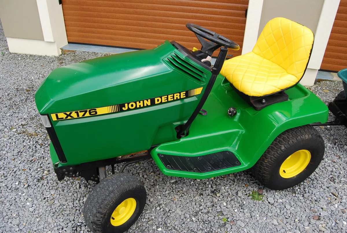 John Deere ride on tractor with tipping trailer - Image 3