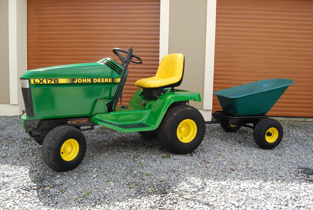 John Deere ride on tractor with tipping trailer - Image 4