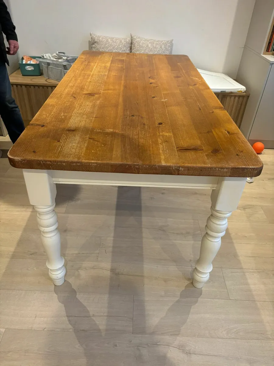 Table and chairs - Image 3