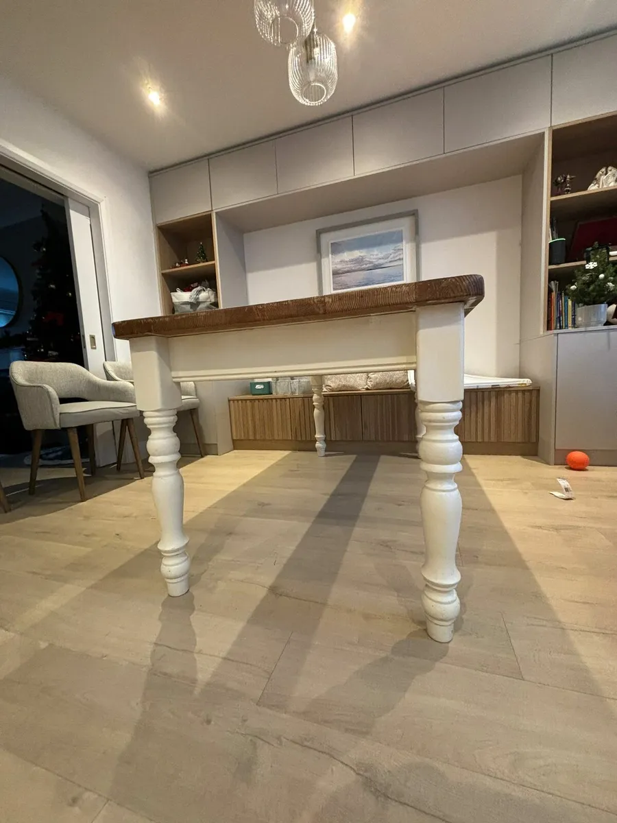 Table and chairs - Image 4