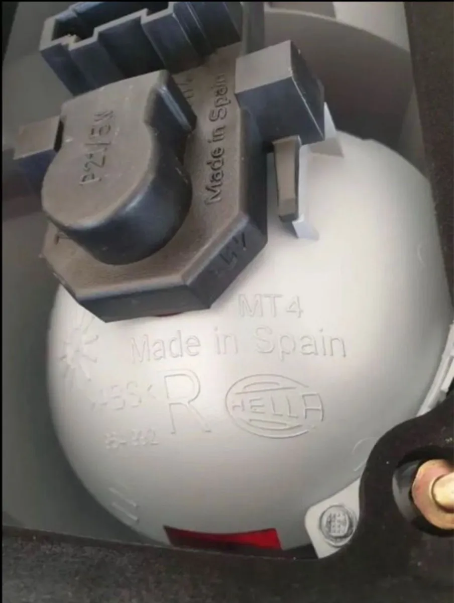 Wolkswagen Sharan right tail light - Image 4