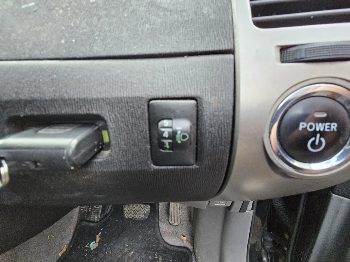 Toyota Prius 2006 hybrid automatic €2200 - Image 2