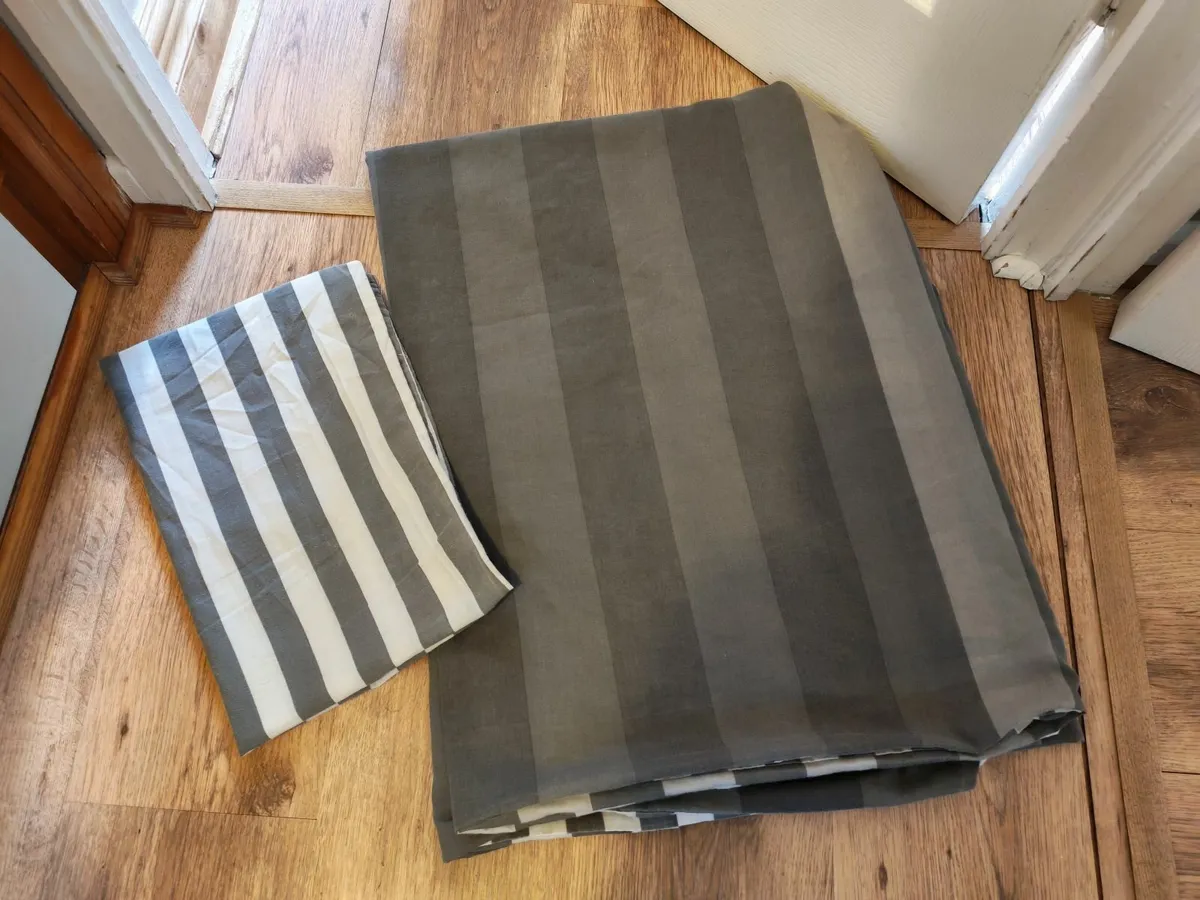 3 Single Duvet Sets with 2 Bedsheets €8 - Image 1