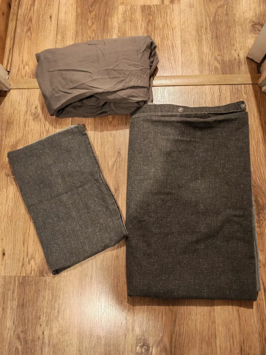 3 Single Duvet Sets with 2 Bedsheets €8 - Image 2