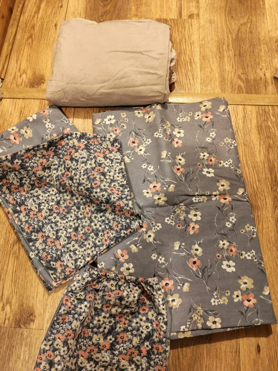 3 Single Duvet Sets with 2 Bedsheets €8 - Image 3