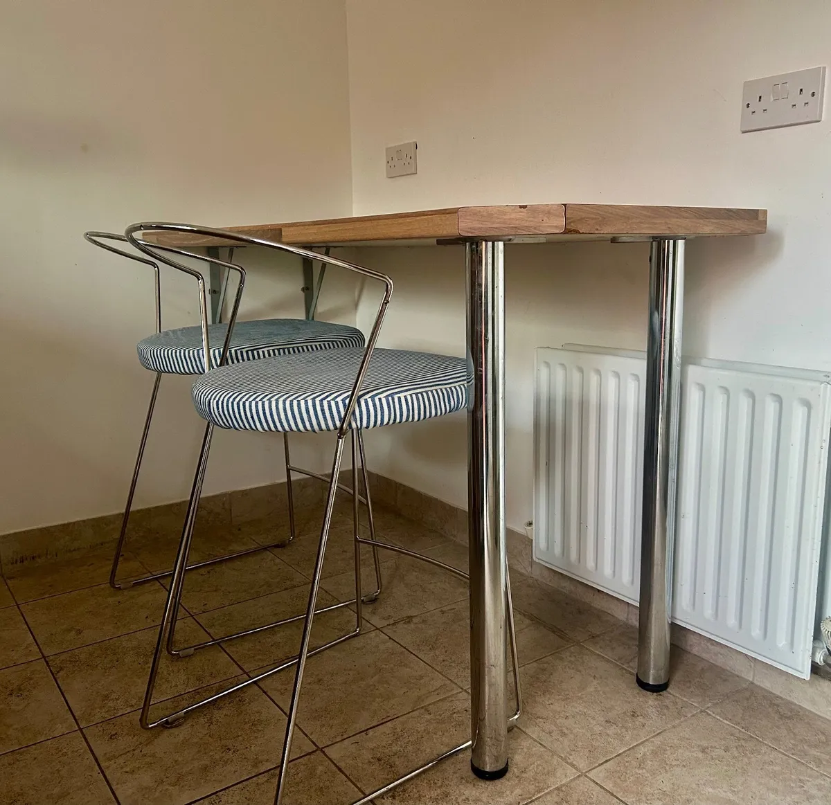 Breakfast bar & 2 stools - Image 1
