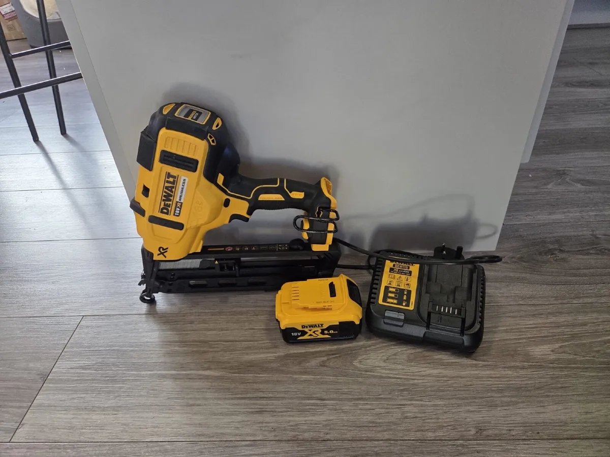 DeWalt Nail Gun - DCN660 Type 1 Battery and Charge - Image 1