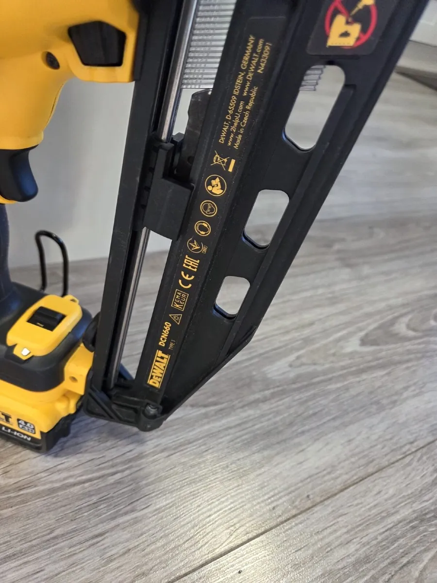 DeWalt Nail Gun - DCN660 Type 1 Battery and Charge - Image 2